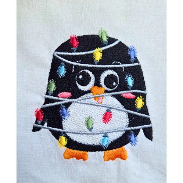Motif de broderie machine pingouin et sa guirlande lumineuse – 4 tailles